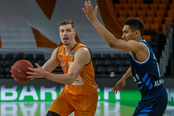 队多次陷入 队多次陷入